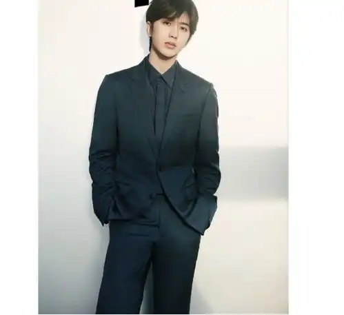 同样是穿西装,黄景瑜十足的型男,许魏洲的高贵气质太满屏了