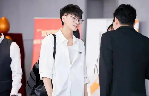 黄子韬这身打扮说18岁都多了,穿白衬衫好嫩,带黑框眼镜太斯文了