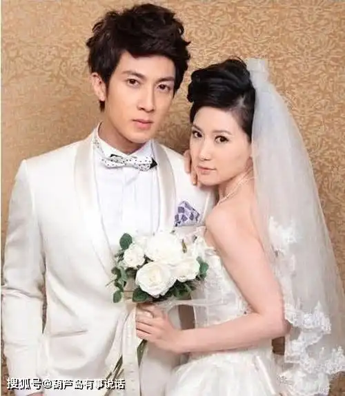 吴尊全家坐飞机晒照,子女乖巧懂事颜值高,女儿像爸爸儿子像妈妈