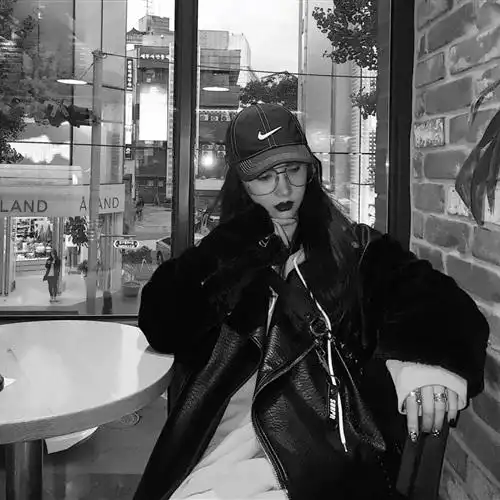 快手黑白女生头像,一个愿意听你说废话的女人