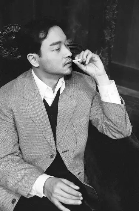 老照片拍摄电影风月时的张国荣真的是英气逼人