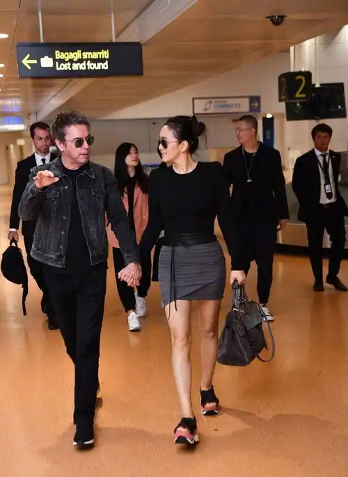 巩俐与男友现身机场,男女相差28岁,米歇尔被指压不住巩皇气质