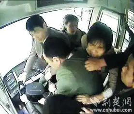 一家人坐过站殴打公交司机六只手抢夺方向盘