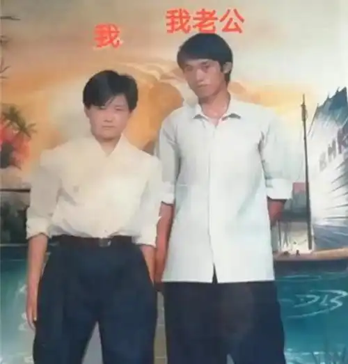 爸,你旁边的叔叔好帅,爸爸这是你妈,网友当场笑喷