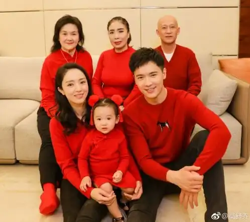 董璇小号被扒,昵称透露女儿酒窝真实姓名