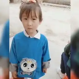 新手爸妈给娃剪发,前面看像女孩,后面看像男孩,网友心疼孩子