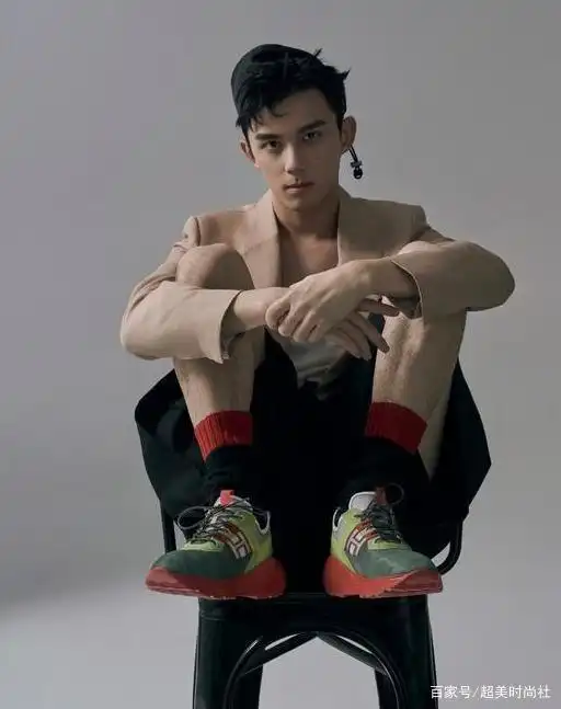 吴磊夏季大片曝光,西装混搭棒球帽,昔日邻家弟弟散发知性魅力