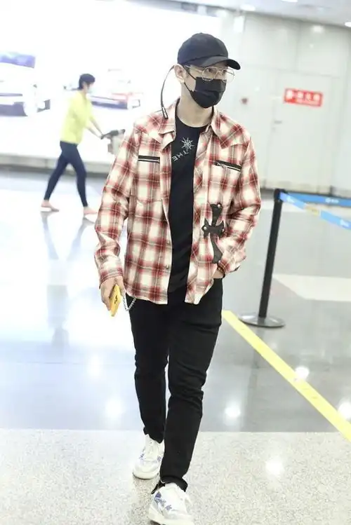 黄晓明瘦了气质清爽,40穿理工男衬衫,自带校草帅气感