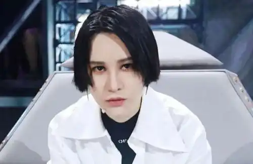 尚雯婕成名后,雇了个保姆,月薪20000块,但每次她回家,保姆都耗子见猫似的躲进卧室