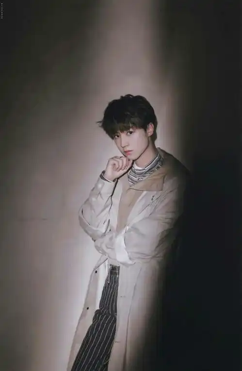 有那些好看的男生图片可以做壁纸