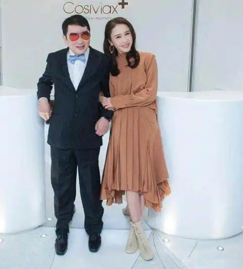 48岁黎姿真是企业界女神,穿粉色西装外套亮相,气场不输企业家