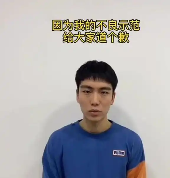10秒ko两人的白衣男子,回忆冲突经过,原来那两人是主动求打