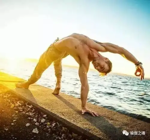 男人瑜伽,力量与雕塑的静止之美