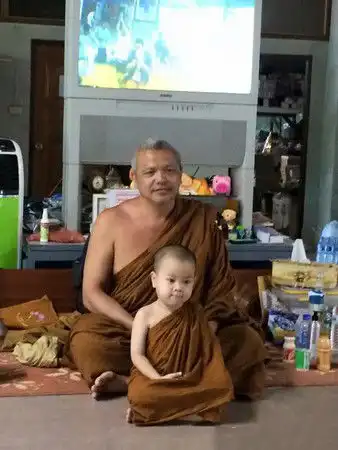 泰国3岁小男孩在寺庙当小沙弥,动不动就睡着萌化了