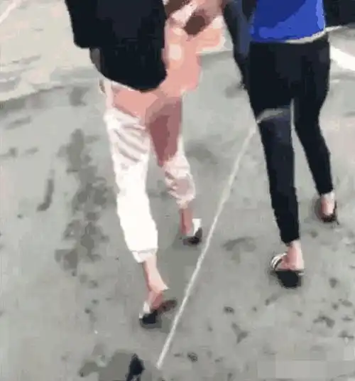 男子街头用水枪偷袭美女,知道事情的真相后,让人更加无法放心了