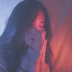 双手合十媚眼仙男