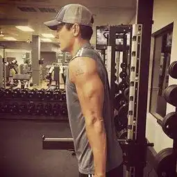 肌肉硬汉都在练户外虐腹,霸气外露撕裂肌肉