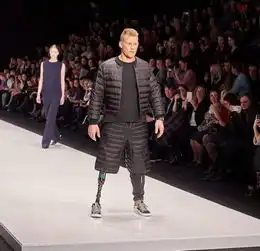 励志英28岁截肢男模成功当选英国先生