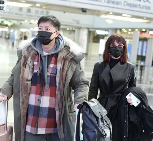 卢靖姗短发皮衣秀婚戒气场超飒韩庚承包俩行李箱男友力max