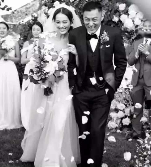 余文乐结婚迷妹们伤心又少了一位男神意裁匠就更关心西装男的帅气