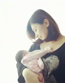 41岁贾静雯上周剖腹产女咘咘
