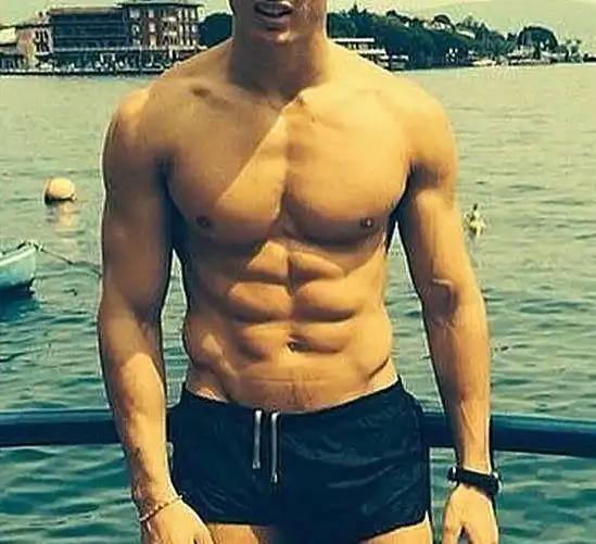 95后泰国当红男模,通过整形实现8块腹肌,黄金比例身材不是梦