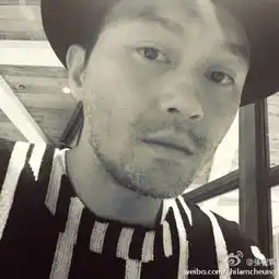 张智霖自拍变沧桑大叔满脸胡渣与昔日嫩照帅的不相上下