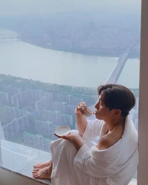 笑星俞世润模仿女网红拍照pose江景大浴缸偏头痛精髓全部get到