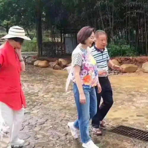 林青霞给好友庆生,67岁脸上皱纹真实不假,但穿红裙气质高雅