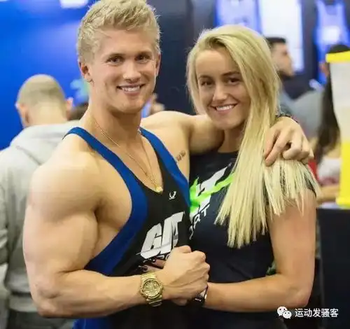 几年不见当刮目相看,麻杆男蜕变成肌肉霸,让众人羡慕至极