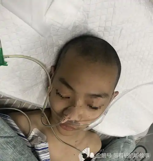 12岁男孩深夜梦游从楼顶坠落,后果不堪设想,家人为救孩子几近崩溃