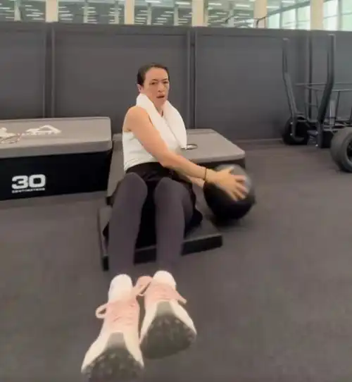 45岁章子怡最新大片,无滤镜展示真实容貌,妈生脸又美又抗老