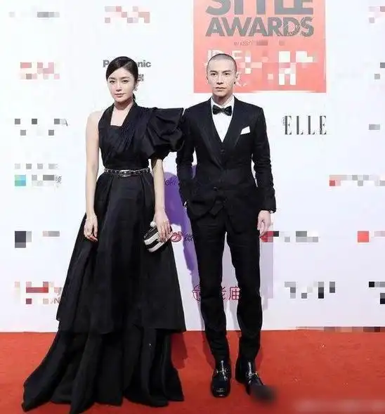 秦岚气质优雅,穿黑色连衣裙华丽又大气,成熟又有女人味