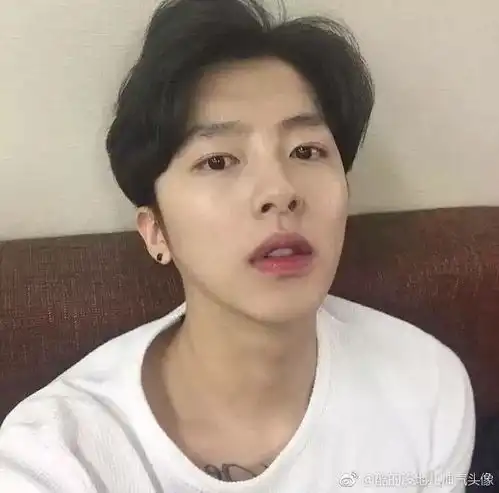 男生如何自拍显得好看像微博男头像一样
