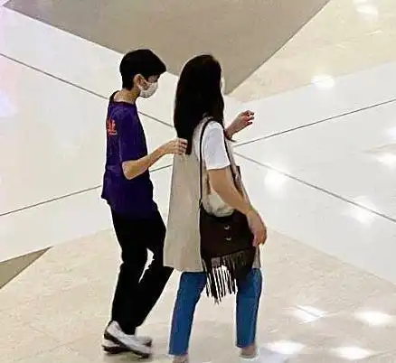袁咏仪带儿子逛街,13岁魔童帮妈妈提东西超暖心,大长腿堪比模特