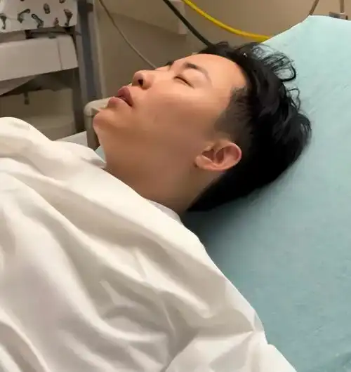 叶海洋再得双胞胎男孩儿,双胞胎长得不一样大小,在美国出生