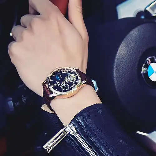 男士最爱的极简风穿着,要搭配合适的腕表才算得体