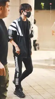 易烊千玺首尔下班,黑白条纹时尚满分