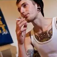 抽烟的纹身社会哥