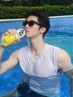 饮料界男菩萨疯狂拍视频椰树看了都脸红