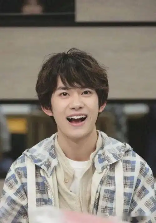 易烊千玺送外卖赚钱美团小哥增加一员,优秀的人就是不一样