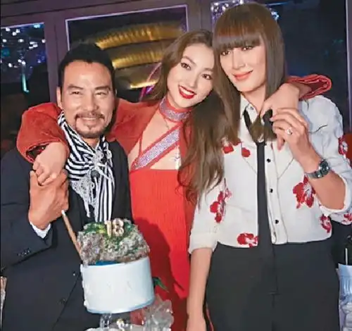 任达华一家马尔代夫度假,18岁女儿身材火辣,气质赶超超模妈妈