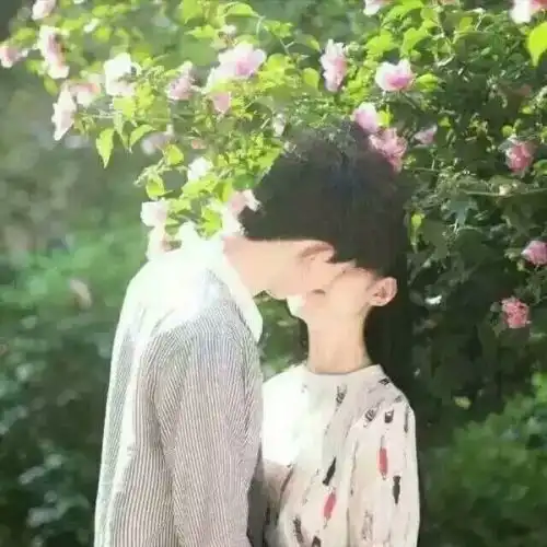 跪求唯美小清新绿叶背景一男一女两张情侣头像越多越好