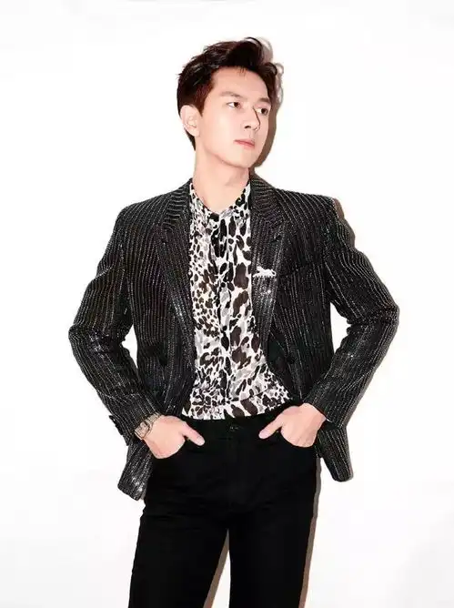 男生穿西装不用总搭白衬衫,学李现内搭一件豹纹衫,不要太帅气