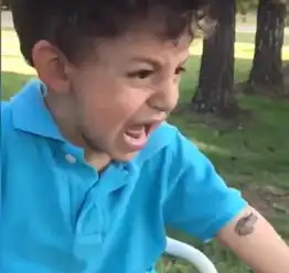 男童被胳膊上青蛙吓坏亲妈手指一戳,萌娃更崩溃了