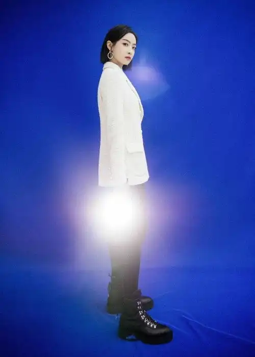 宋茜西装搭配黑色长裤,干练不失优雅,脚上的马丁靴更是霸气十足