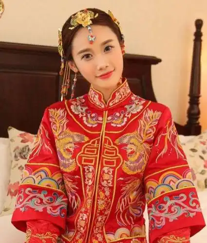 美女新娘叼烟火了,坐姿霸气震慑全场,网友女土匪上身