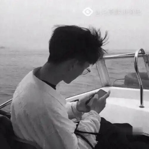 我曾经错过了一个爱我的女孩,是因为我没实力爱她,现在才知道一个人好难受