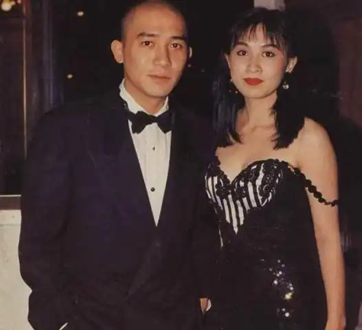 在刘嘉玲的面前,梁朝伟不避讳和张曼玉的绯闻,而妻子也支持他