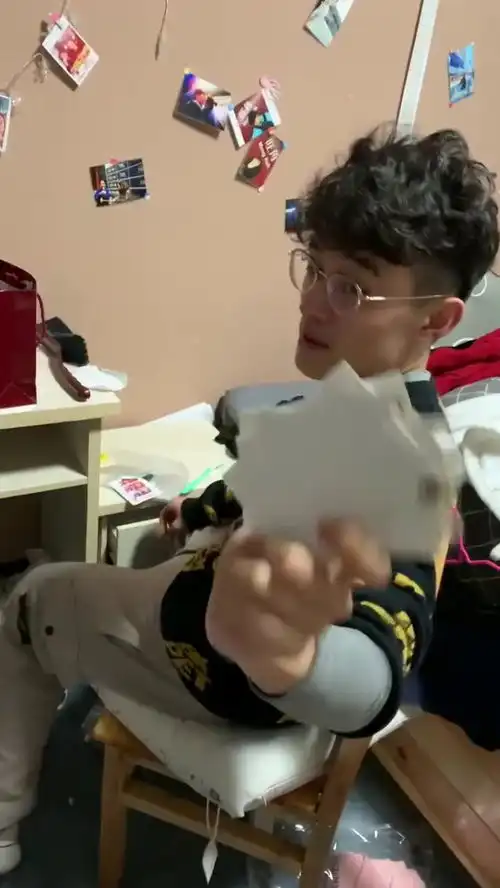 当我男朋友看见我忘记扔掉的前男友照片的反应换做你们的男友会怎么